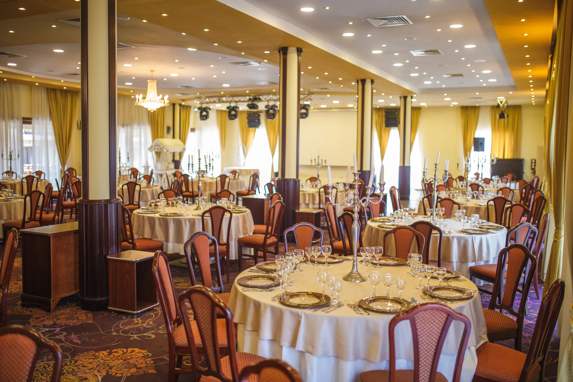 Interior Restaurant Astoria cu vedere la grădina interioară
